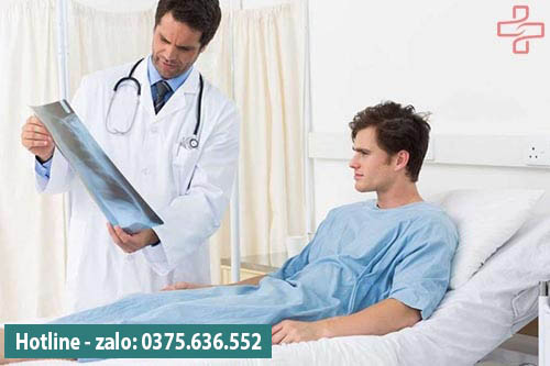 Mổ vi phẫu giãn tính mạch thừng tinh được tiến hành như thế nào